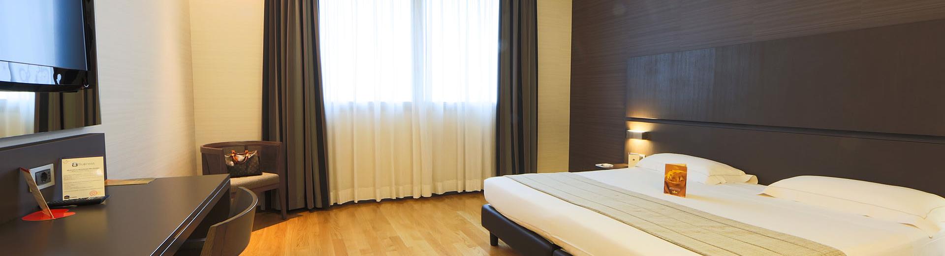 Scopri le tipologie di camere dotate di ogni comfort del nostro hotel 4 stelle a due passi da Milano.