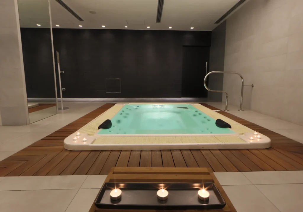 Primo piano della piscina idromassaggio dell'hotel