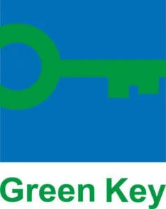nell'immagine il logo della Certificazione Green Key, una chiave verde su sfondo azzurro.